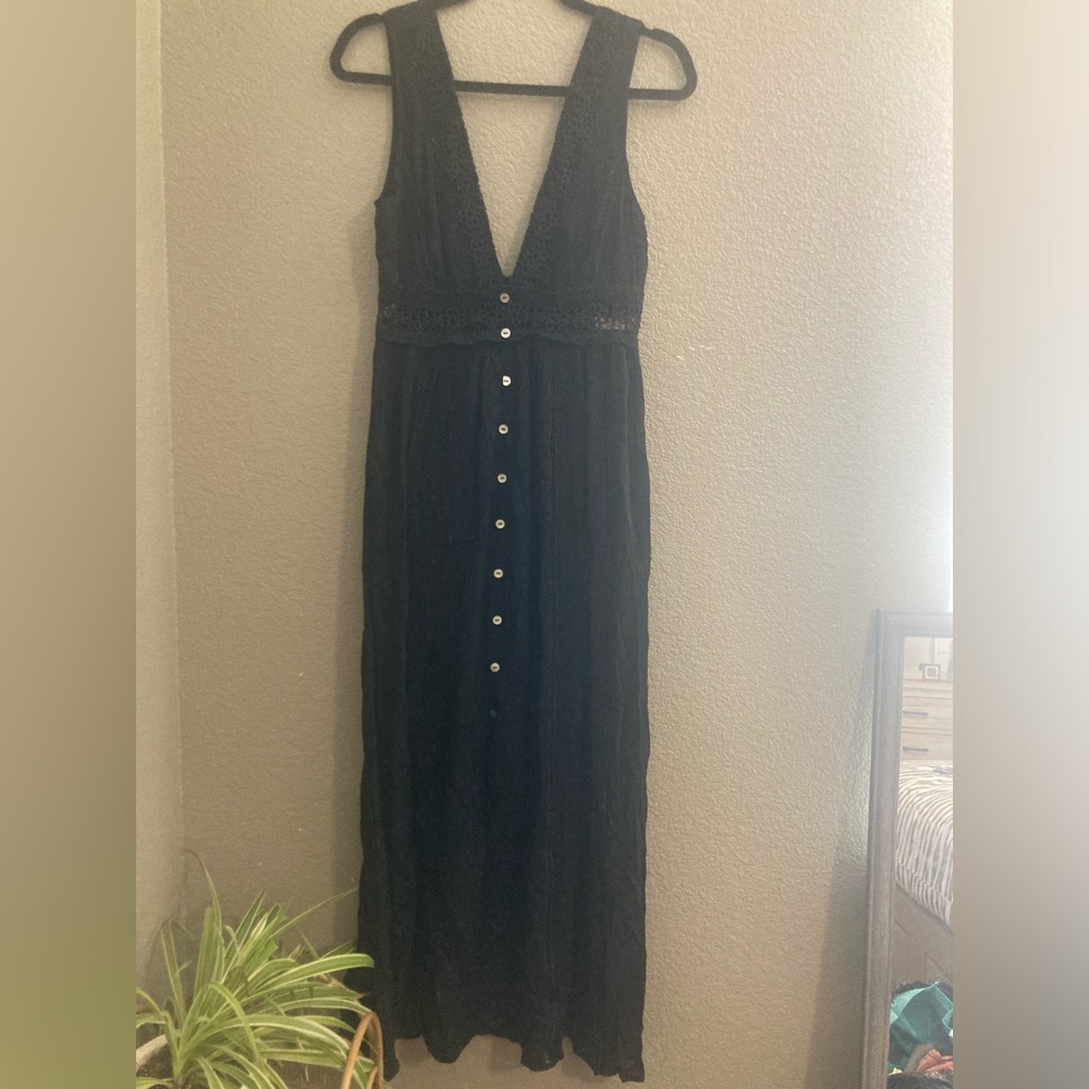 Black low V shape on front and back.